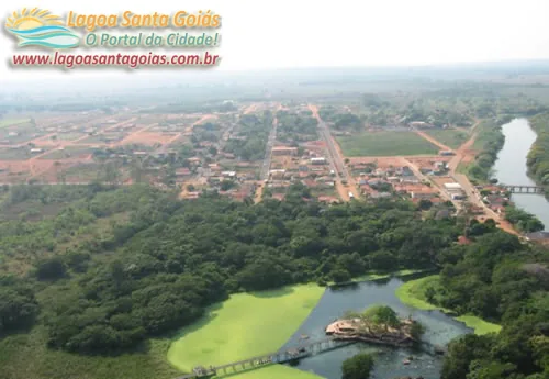 Vista aérea da cidade de Lagoa Santa com a lagoa ao fundo